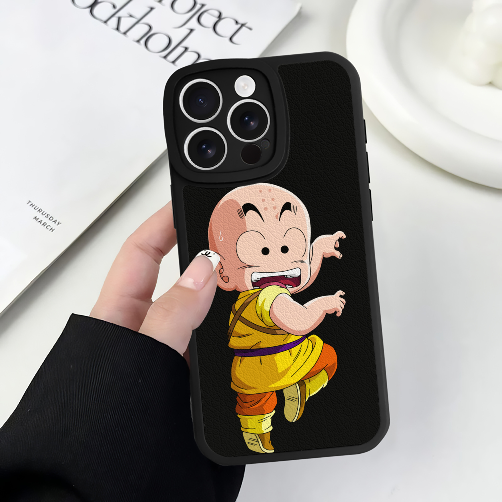 （画像用） ドラゴンボール クリリン DRAGON BALL krillin 【iPhone 16シリーズ対応】シリコンスマホケース（レザー調） 材質：シリコン